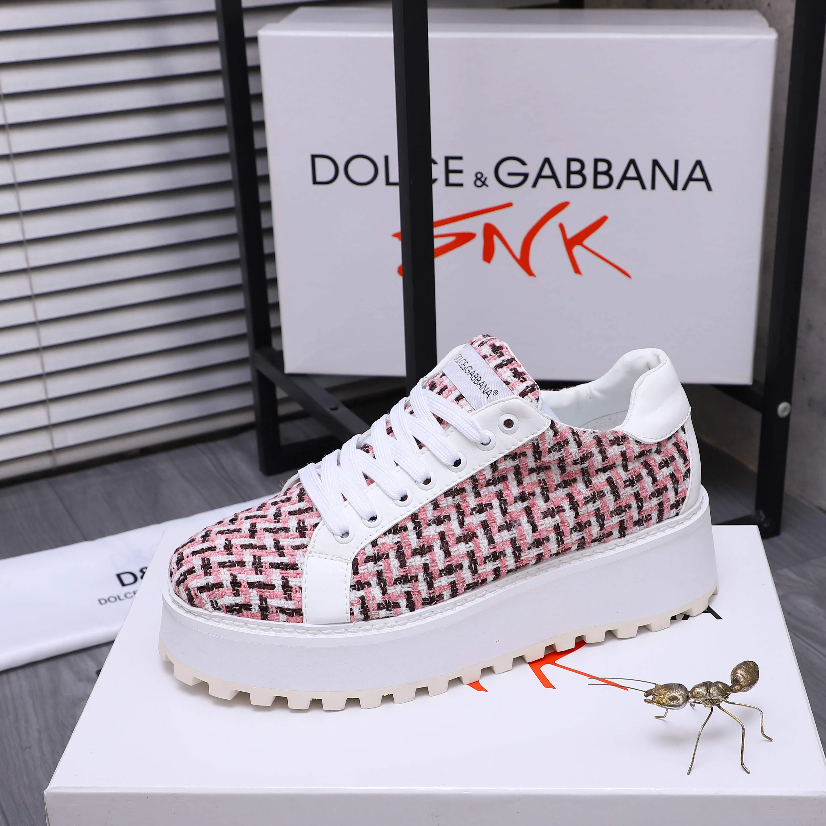 Men's shoes 💰442 Product trademark: DG (Dolce & Gabbana) casual shoes for couples. Regular size: 36-46 (45.46 is custom-made and non-returnable). Product material: Selected terry stitching cowhide upper, leather lining, cowhide insole, non-slip rubber outsole